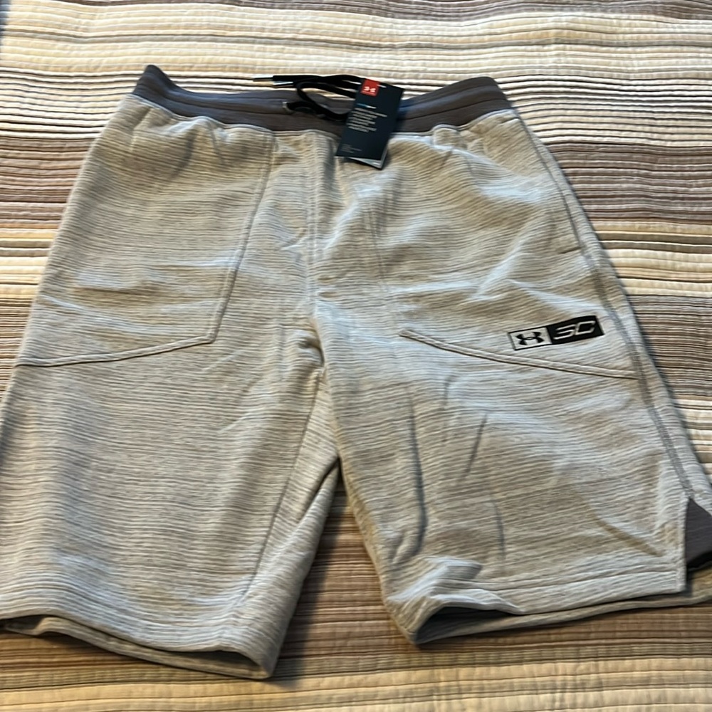 Mens NWT Under Armour sweatpants shorts size large